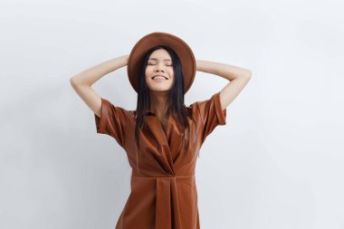 Saçlı kadın moda kadınlığı portresi güzel kozmetik çekici saç şapkası bej model siyah cazibeli güzellik salonu şirin Asyalı yüz kızı