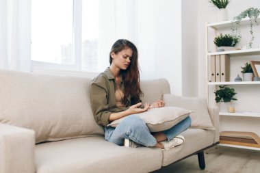 Yalnız Kadın: Zihinsel Acı ve Umutsuzluğun Portresi