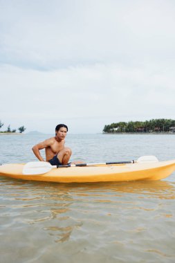 Tropik Sahilde Kayak Yapan Adam: Yaz Tatili Mutluluğu