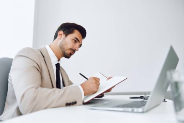 Ofis işgali yakışıklı teknoloji işadamı yetişkin konsepti iş belgeleri uzmanlık alanı beyaz kağıt planlama kişi laptop erkek başarı