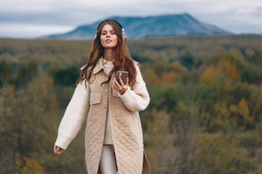 Dağ Melodileri: Doğayla Dans Eden Bir Kadının Neşeli Yolculuğu