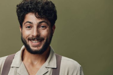 Neşeli adam çekici erkek yetişkin portresi Kafkasyalı genç erkek gülümsemesi sıradan yaşam tarzı mutluluk arka plan moda stüdyosu yakışıklı izole edilmiş yüz modeli