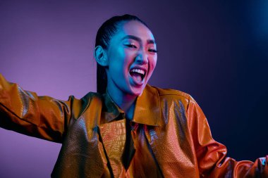 Arka plan kadını, modaya uygun, parlak, stil sahibi, neon renkli, disko, Asyalı, zarif, esmer, canlı, siyah yüzlü, genç, güzel, açık renkli bir kadın.