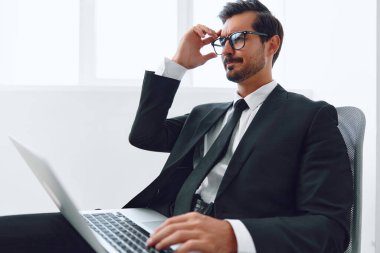 İş adamı ofis arka planı dizüstü bilgisayar işadamı evet ifade teknolojisi masa başı zafer erkekler başarılı Kafkas mutlu iş