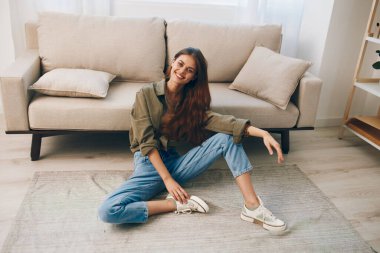 Rahat, rahat ev: Huzurlu Oturma Odasında Modern Koltukta Rahatlayan Kadın