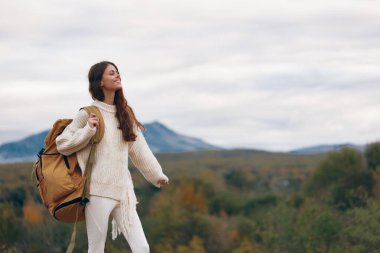 Dağ Macerası: Uçurumda Gülümseyen Kadın, Doğayı Saran Özgürlük