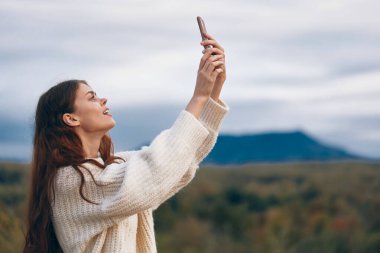 Dağ Kadınları Telefon Çağrısı: Yaşam tarzı, Özgürlük, Doğa, Turist, Gülümseme.