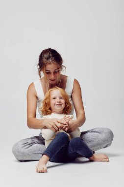 Bağlantı ve rahatlık. Anne ve kızın birbirine dokunduğu anlar. Dokunaklı eller, aile sevgisi ve birliktelik kavramı.