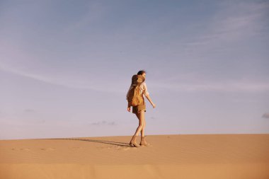 Yalnız Gezgin Çölde Büyük Kum tepesinde Yürüyen Bir Kadın
