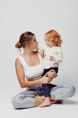 Aile, aşk ve bağlantı kavramı için beyaz arka planda huzur içinde kucaklaşan kadın ve çocuk