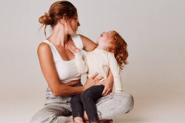 Sevgi dolu bir kadın ve küçük kızı kucaklamak sıcak bir evde birlikte oturup şefkat ve şefkat göstermektir.