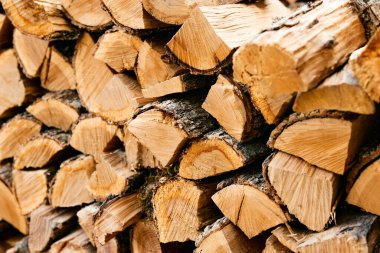 Ahşap metin arka planına sahip rustik odun yığını, doğal ahşap dokular ve malzemeler sergiliyor.