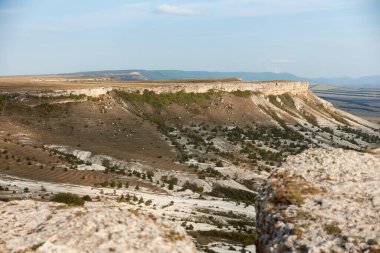 Ortasında az bulut olan açık mavi gökyüzü, seyahat ve açık hava aktiviteleri için mükemmel bir zemin