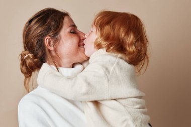 Anneler, tarafsız bir arkaplanda kadınlar ve kızları arasındaki sevgi dolu anları severler.
