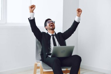 Erkek işi Kafkasyalı iş adamı dizüstü bilgisayar patronu yetişkin iş dünyası zafer kutlamaları kazanan yönetim kurulu başkanı mutlu internet ifade bürosu