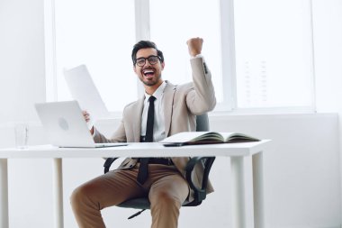 Kendine güvenen ofis işadamı. Kağıt giysi planlayan şirket çalışanı. Yetişkin dizüstü bilgisayarı tutan.