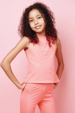 Çocukluk çağındaki küçük çocuklar... küçük şirin bir portre... küçük sevimli bir kız... sevimli bir kız... siyah kız... sevimli bir yüz... beyaz güzel bir çocuk... arka plan... küçük bir çocuk... güzel bir model...