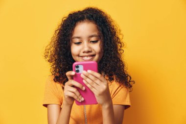 Kadın çocuk mesaj attı. Moda kızı, telefon, akıllı telefon, internet, çocukluk cep telefonu, güzel, cep telefonu saçlı kadın.