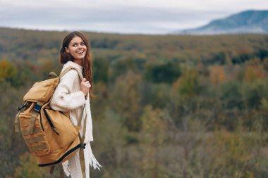 Dağ Macerası: Gülümseyen Kadın Zirveye Seyahat Ediyor, Özgürlüğü Kucaklar ve Doğanın tadını Çıkarır Güzelliği