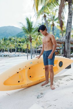 Tropikal Cennet Plajında Mutlu Asyalı Kayak: Suda Eğlence ve Macera