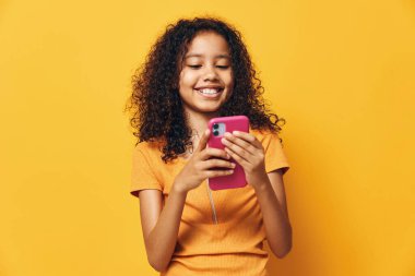 Kadın internet siyahi genç çocuk gelişigüzel cep telefonu teknolojisi portresi çocuk cep telefonu akıllı telefon kız telefon arka plan çocukluk kızı çevrimiçi güzel mesaj
