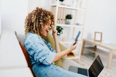 Gülümseyen Kadın Dizüstü bilgisayarla Evde Serbest Çalışmak: Modern Yaşam Tarzı ve Ev Ayarlarında Teknoloji