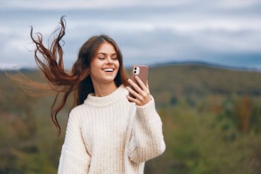 Dağ Kadını Telefon Bağlantısıyla Doğada Özgürlüğün Tadını Çıkartıyor