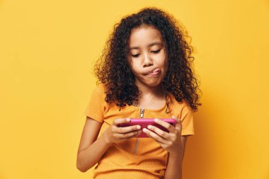 Mobil kadın güzel moda geçmişi beyaz tatlı insan telefon sevimli küçük sevimli sarı kız çocuklar küçük kız çocukluk çocuk kadın oldukça akıllı telefon genç portre