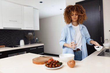 Kıvırcık Saçlı Kadın Mutfakta Meyve ve Sebze Kasesi Sağlıklı Yeme Yaşam Tarzı Konseptiyle