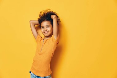 Siyahi kadın model kız portresi, genç kadın afro Afrikalı küçük kız, sarı kıvırcık saçlı, tatlı kadın.
