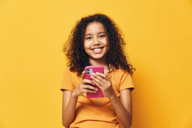 Moda kadını cep telefonu, akıllı telefon, saç, internet, genç kız, cep telefonu, cep telefonu, sarı çocukluk, küçük, güzel, telefon, arka plan, çocuk, akıllı okul.