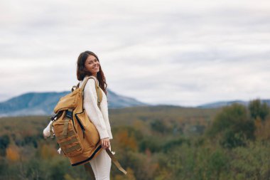 Dağ Macerası: Gülümseyen Kadın Uçuruma Sırtüstü Sırtüstü Sırtüstü Yolculuk ve Doğanın Heyecanını Kucaklıyor