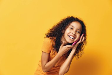 Afrikalı kadın saçı gülüşü mutlu arka plan mutluluğu bayan portresi neşeli genç hayat tarzı pozitif saç stili kıvırcık kadın kadın kadın model neşeli