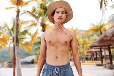 Kaslı Asyalı Adam Mutlu Gülümseyen Tropikal Kumsal Tatilinin tadını çıkarıyor