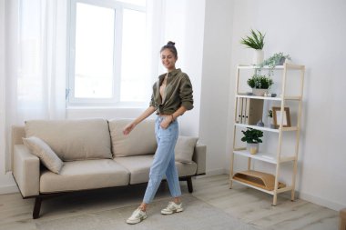 Neşeli Kadın Evde Dans Ediyor, Mutlulukla Zıplıyor