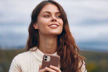 Dağ Kadını: Zirvedeki Maceracı Selfie Bağlantısı