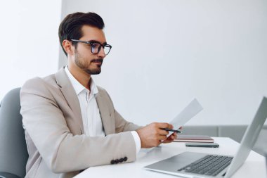 Job pozitif çalışma konsepti iş adamı kağıt dökümanı ile toplantı elbise teknolojisi ofis planlama
