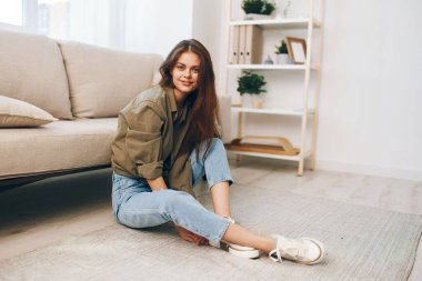 Konforlu Ev Mutluluğu: Huzurlu Oturma Odasında Modern bir koltukta Rahatlayan Gülümseyen Bir Kadın