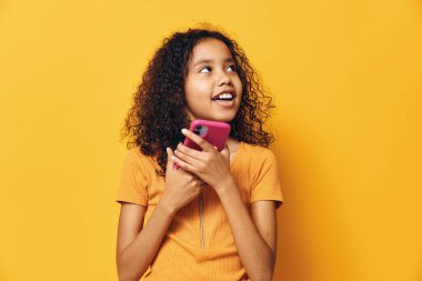 Amerikalı kadın mobil moda online kız telefon akıllı cep telefonu akıllı cep telefonu afrikalı kıvırcık saçlı kız afro saç mesajı