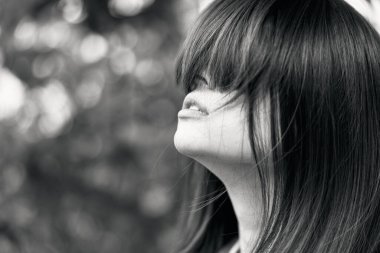 Gözleri kapalı sakin bir kadın. Siyah beyaz bir portreyle saçlarında rüzgarı hissediyor.