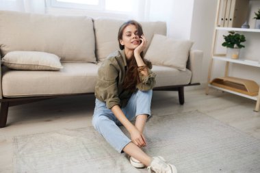 Rahat Mutluluk: Rahat Dairesinde Modern Koltukta Rahatlatıcı Bir Kadın