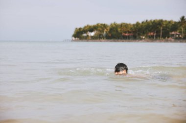 Tropikal Mavi Suda Yüzen Adam: Neşeli bir Yaz Tatili Resmi