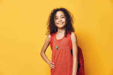 Kadınlar mutlu genç kadınlar stüdyo yetişkin insanlar izole edilmiş arka plan bayan gülüşü neşeli çekici Afrikalı model kıvırcık arka plan moda portresi