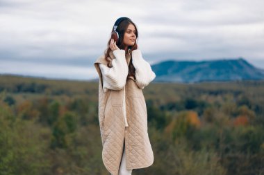 Dağ Melodileri: Doğanın Ritmi Tarafından Büyülenen Ruh Kadın