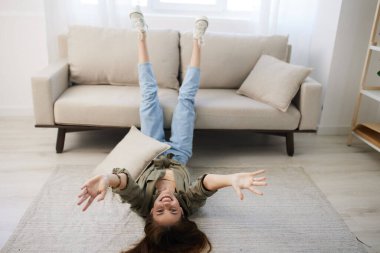 Kanepe, Konfor ve Mutluluk: Bir Kadın Konforlu Apartman