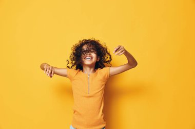 Kadın model, kıvırcık, neşeli, arka planda mutlu, mutlu, kadın, portre, sarı, gülümseyen, Afro, neşe dolu, Afro, siyah, mutlu, Amerikan vatandaşı.