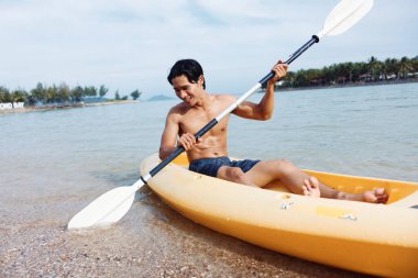 Aktif Asyalı Adam Tropikal Sahilde Kayak Macerası Yapıyor