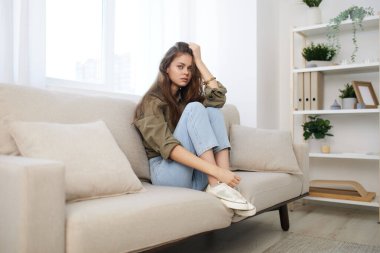 Hüsran ve Umutsuzluk: Üzgün, Endişeli Kadın Koltukta, Depresyon ve Kaygı İçerde