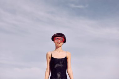 Kırmızı Şnorkel Maskeli Gülümseyen Kadın: Tropikal Plajda Tatil Yaşam Tarzının Moda Portresi ve Eğlencesi