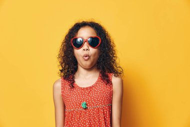 Arka plan modası çekici siyah kadınlar güzel Afrikalı yetişkin stili güzel kadın saçlar güneş gözlüğü genç saç stili portre mutlu afro model kadınlar moda